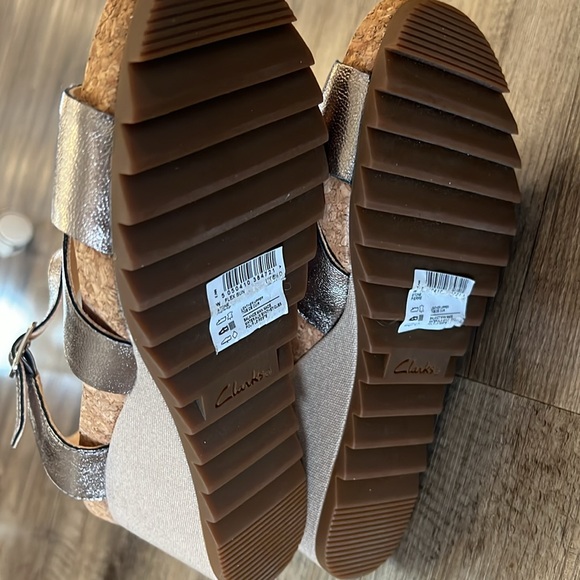 NWT Clarks Gold Sandals size 9 - Picture 8 of 9